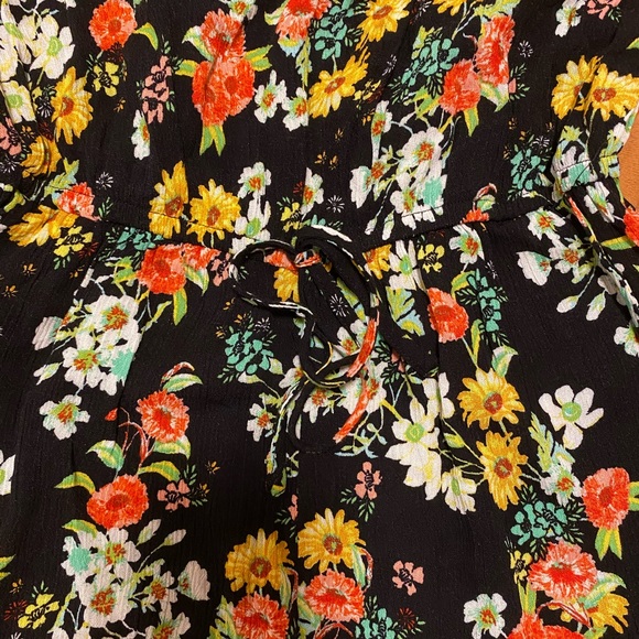 Cute Short romper with pockets. Black/floral 🌺🌼 - Picture 3 of 3